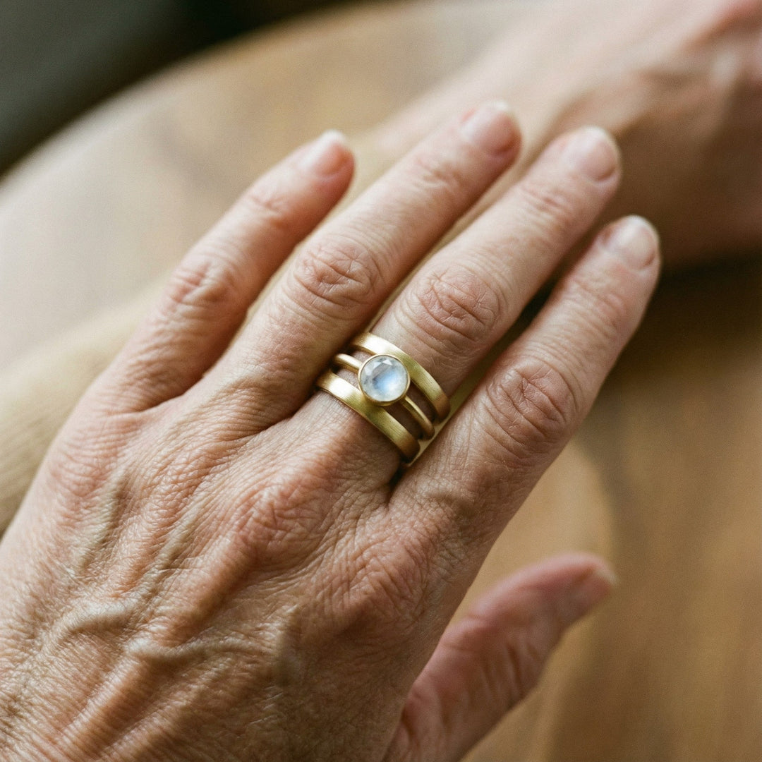 Vintage prsten ve zlaté barvě s vyřezávaným měsíčním kamenem