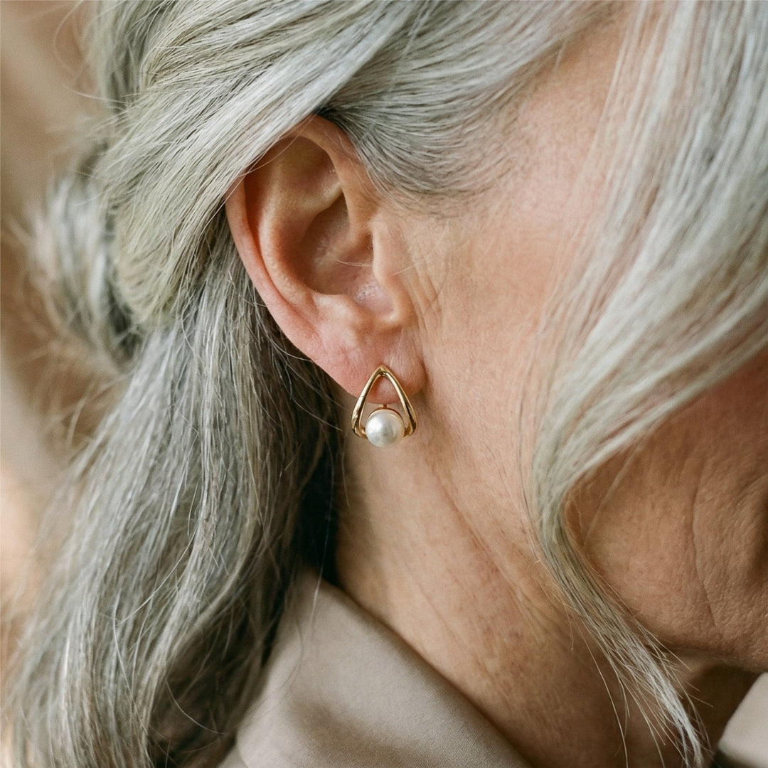 Elegantní Trojúhelníkové Náušnice s Perlovými Elementy