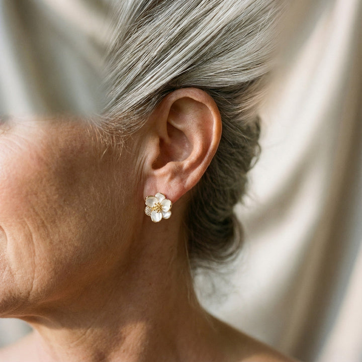 Elegantní zlaté náušnice ve tvaru okvětních lístků