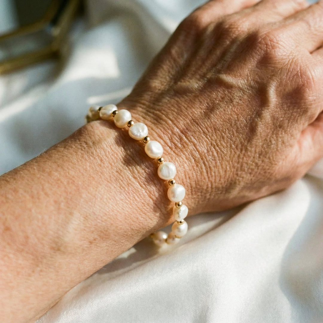 Vintage Bílá Náramková s Perlovými Perlami a Zlato